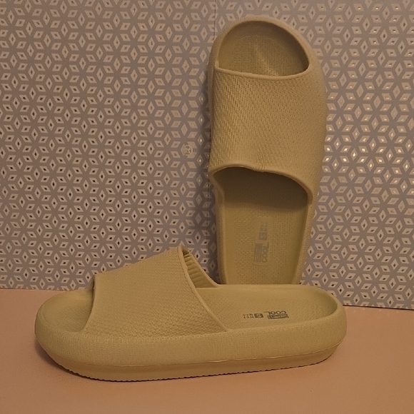 32 Degrees Shoes - NWOT 32 Degrees Cool Women's Tan Slide Slippers